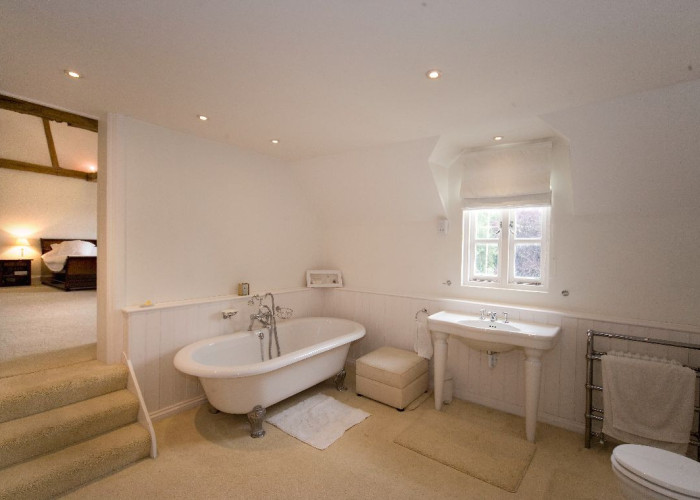 16. Bathroom (Roll Top)