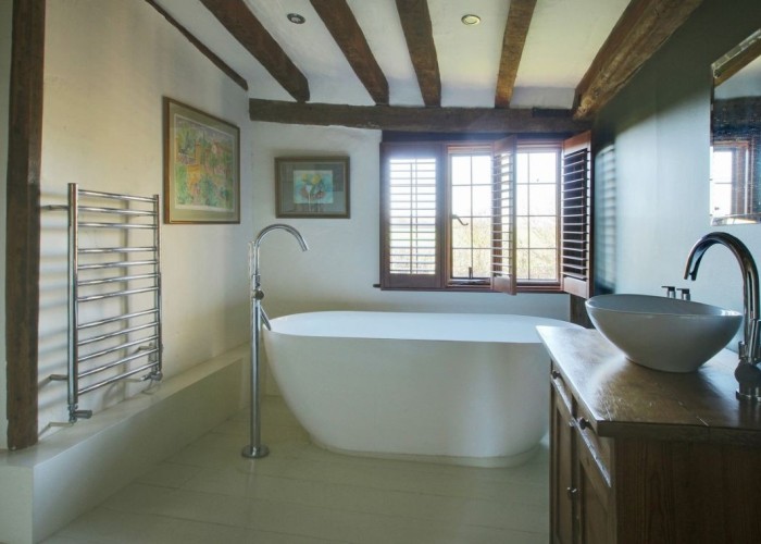 12. Bathroom (Roll Top)