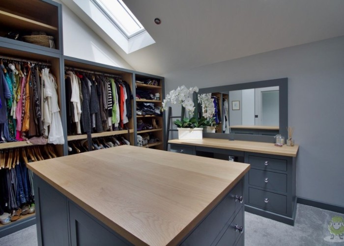 17. Walk-in Wardrobe