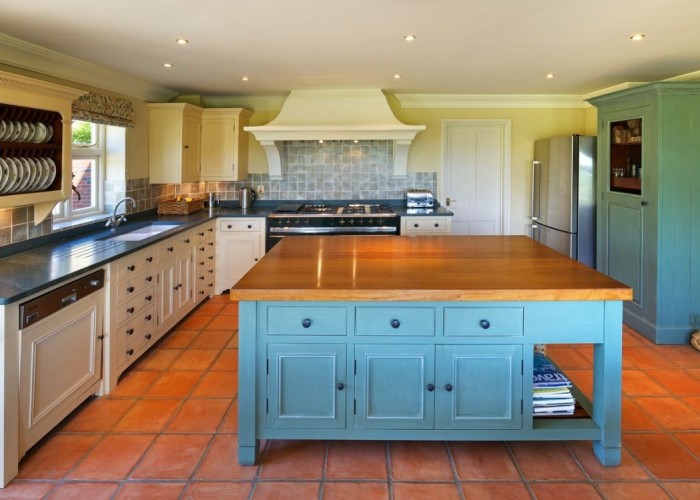 6. Kitchen (Coloured units)