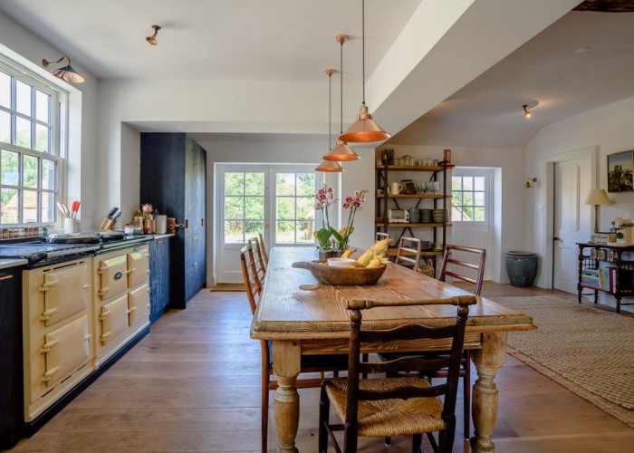 4. Kitchen (Coloured units)
