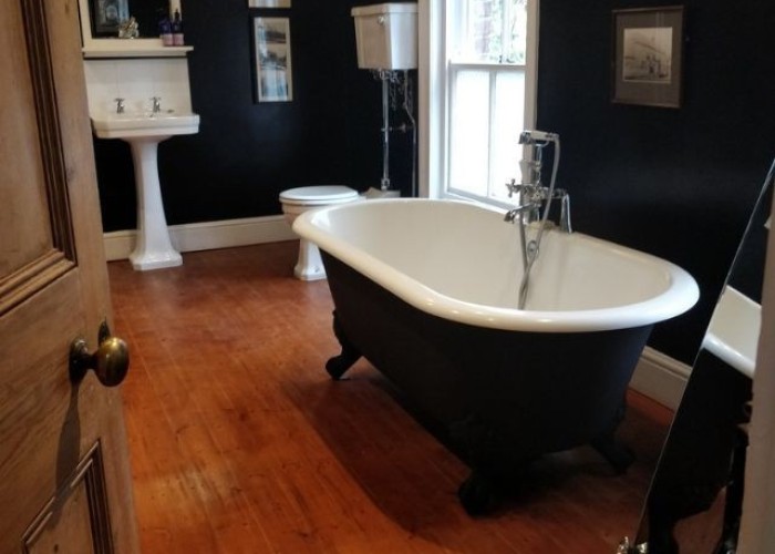 5. Bathroom (Roll Top)