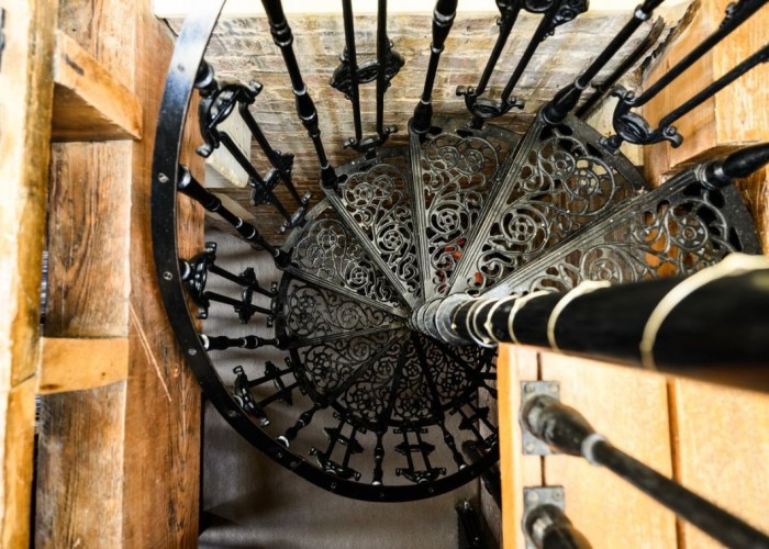 15. Staircase (Spiral)