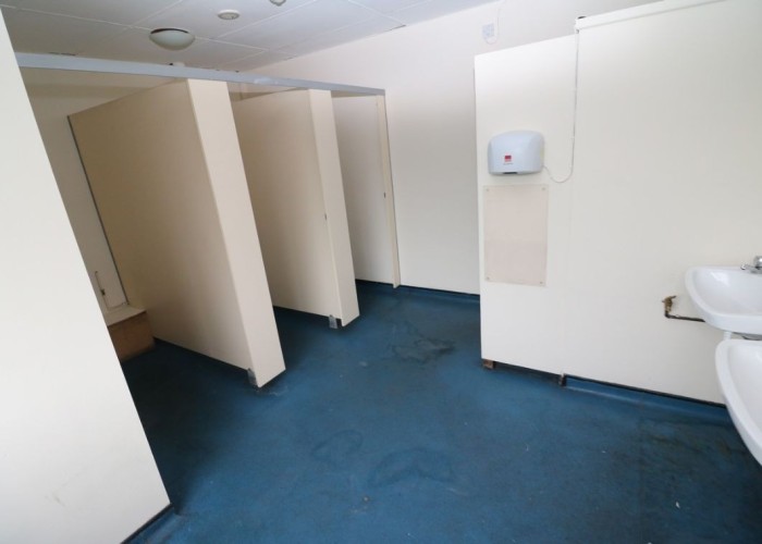 16. Toilet / Toilet Block