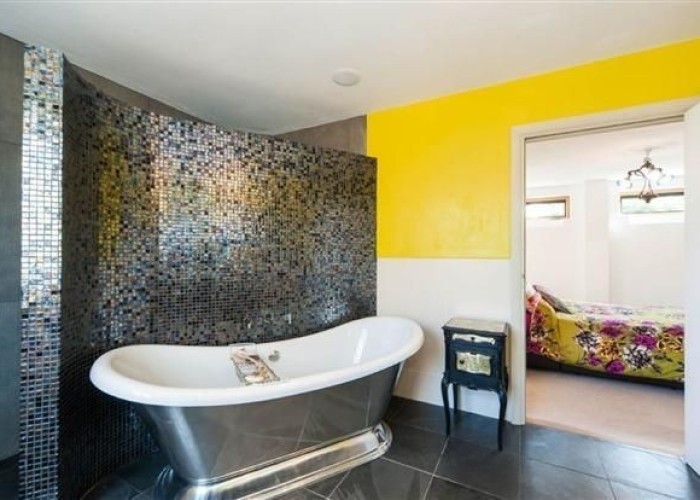 6. Bathroom (Roll Top)