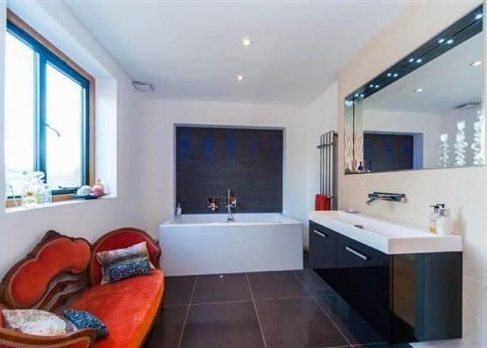 8. Bathroom (Roll Top), Bathroom (2 sinks)