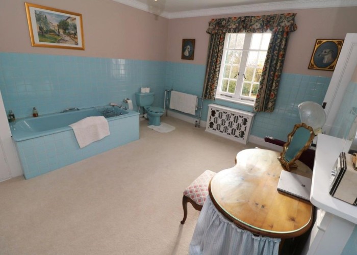 30. Bathroom (Large), Bathroom (Retro)