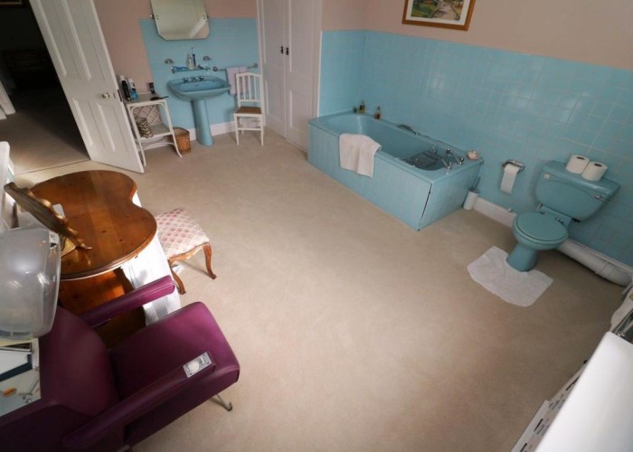 32. Bathroom (Retro)