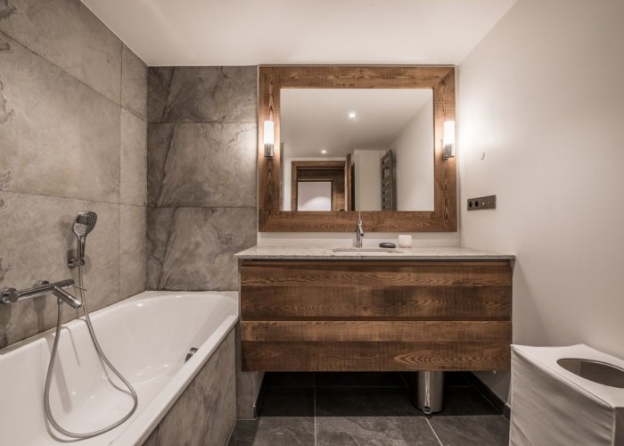 15. Bathroom (Roll Top)