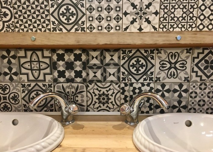 14. Bathroom (2 sinks)
