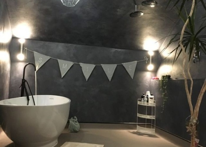 12. Bathroom (Roll Top)