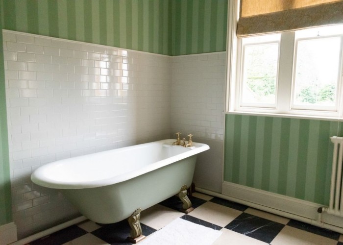 19. Bathroom (Roll Top)
