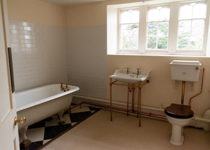 22. Bathroom (Roll Top)