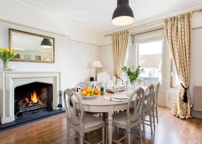 1. Diningroom, Fireplace, Coronavirus-Friendly