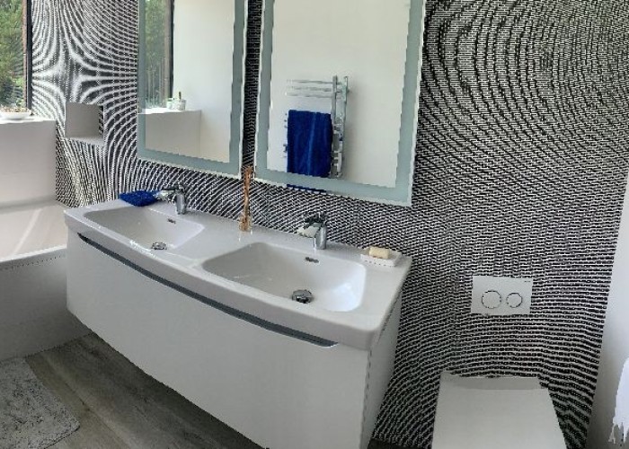 17. Bathroom (2 sinks)