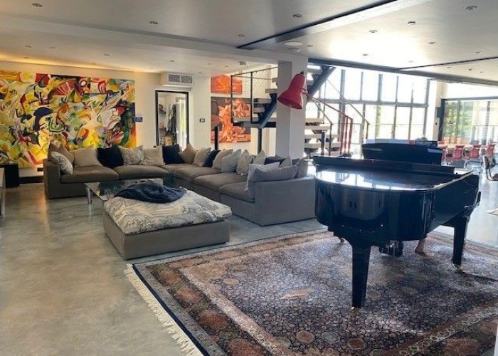 7. Livingroom, Piano