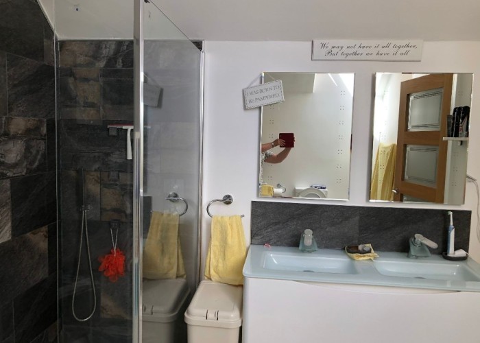 6. Bathroom (2 sinks)