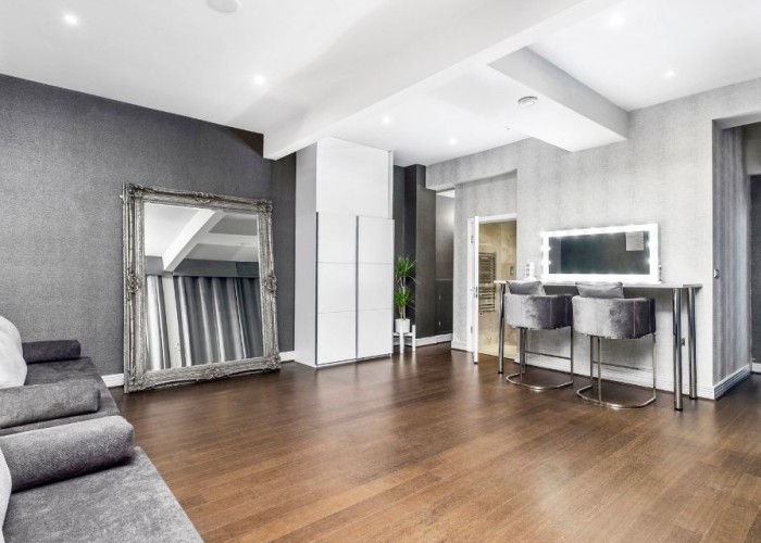 22. Dressing Room/Walk-in Wardrobe