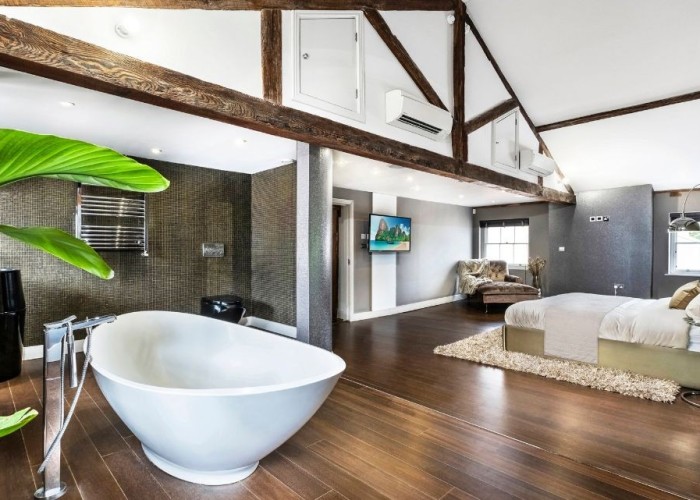 25. Bathroom (Roll Top)