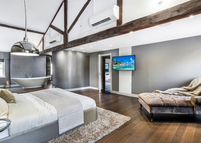 24. Bedroom (Master/En-Suite)