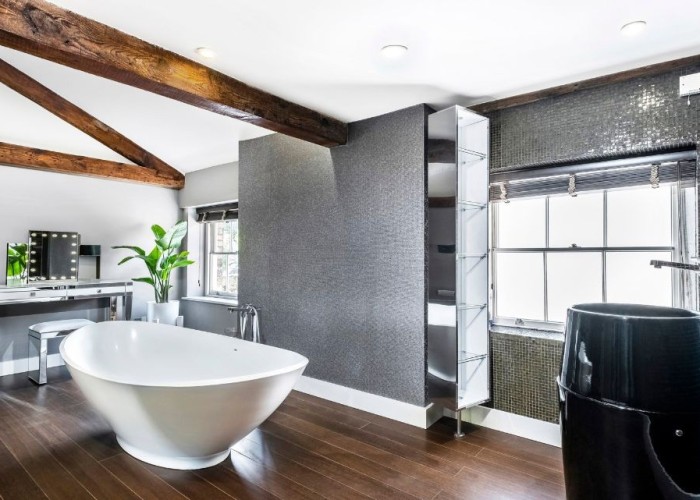 30. Bathroom (Large), Bathroom (Roll Top)