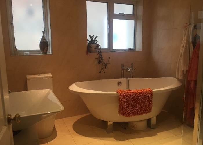 1. Bathroom (Roll Top), Coronavirus-Friendly