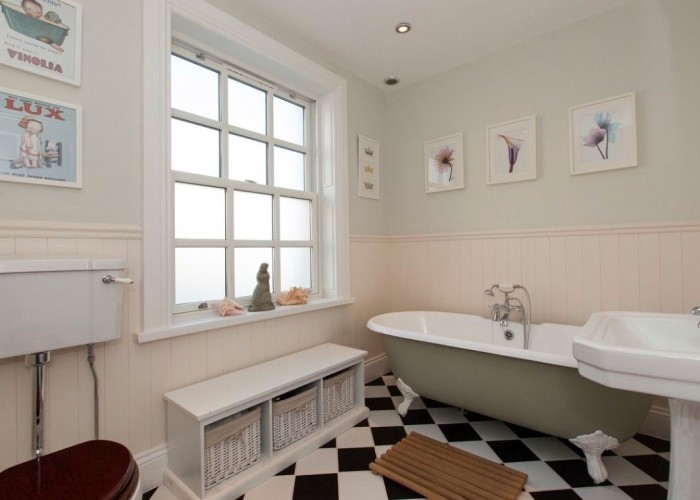 11. Bathroom (Roll Top)