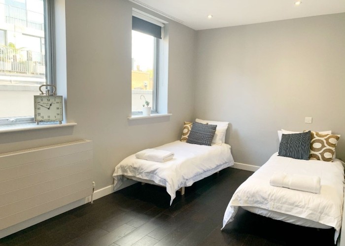 8. Bedroom (Twin Beds)