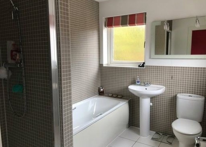 17. Bathroom (Roll Top)