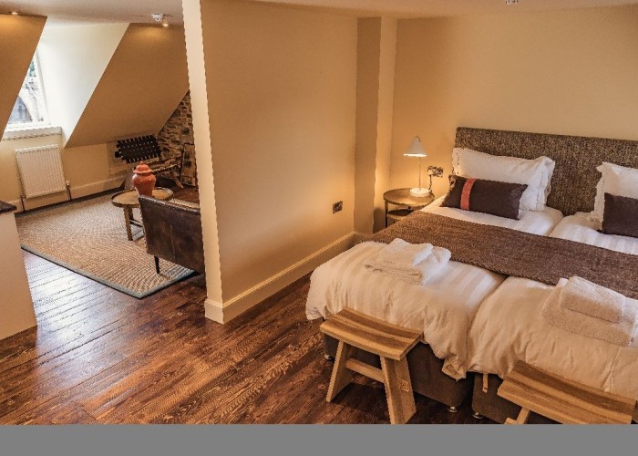 12. Bedroom (Twin Beds)