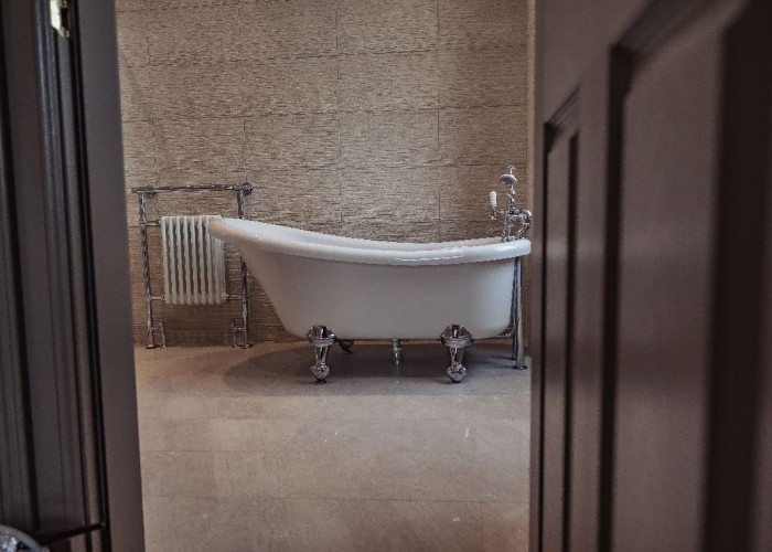 8. Bathroom, Bathroom (Roll Top)