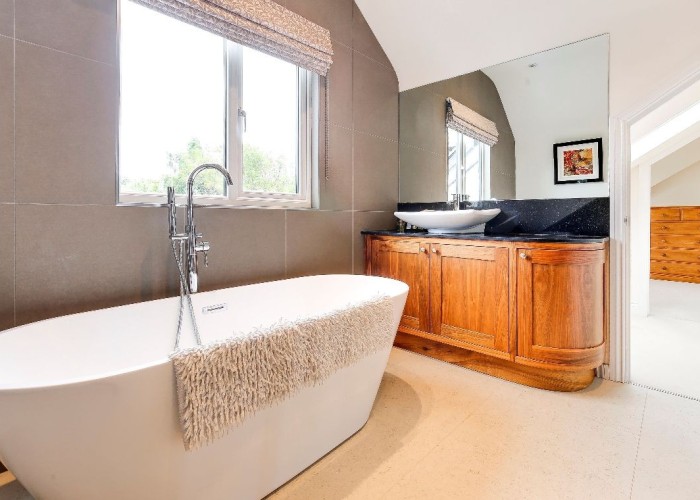 15. Bathroom (Roll Top)
