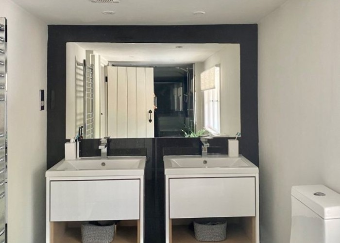 18. Bathroom (2 sinks)