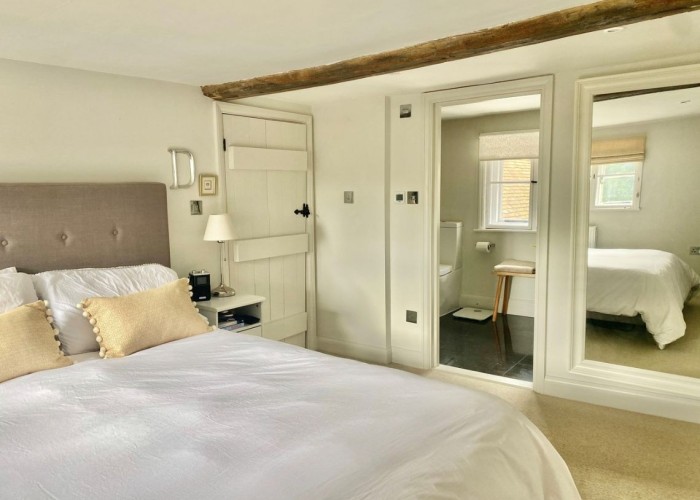 16. Bedroom (Master/En-Suite)