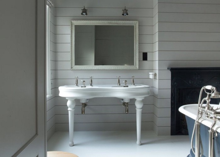 22. Bathroom (2 sinks)
