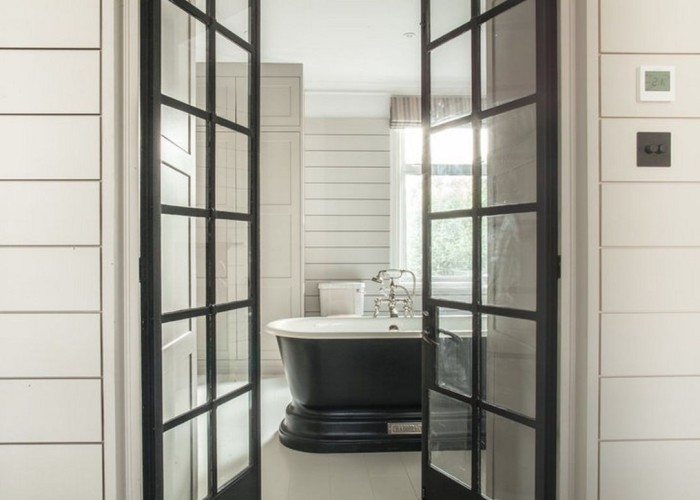16. Bathroom (Large), Bathroom (Roll Top)