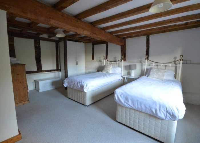 20. Bedroom (Twin Beds)