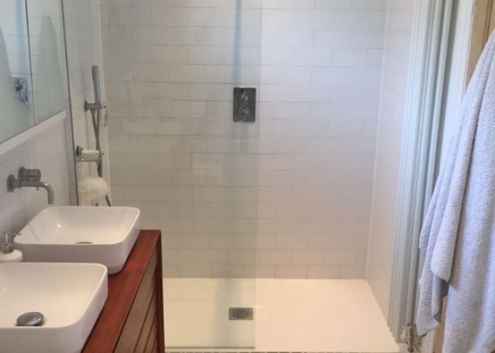 14. Bathroom (2 sinks)