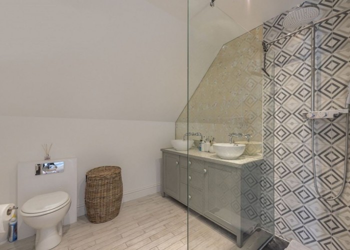 10. Bathroom (2 sinks)