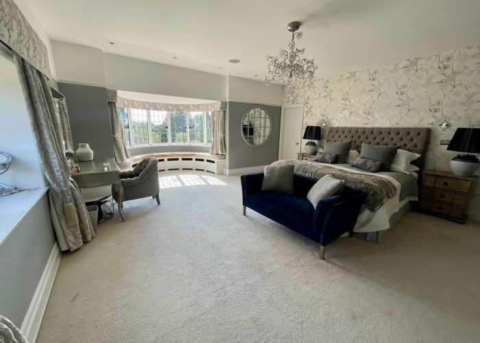13. Film Location: Huge master bedroom with contemporary furnishings