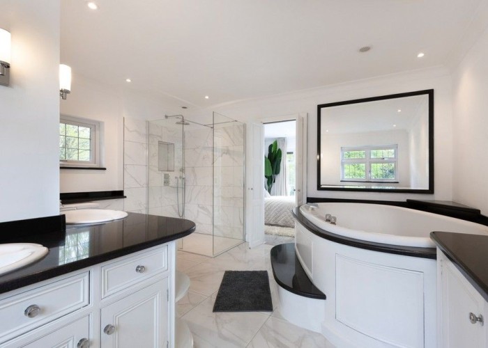 29. Bathroom (Large), Bathroom (2 sinks), Bathroom (Shower and bath)