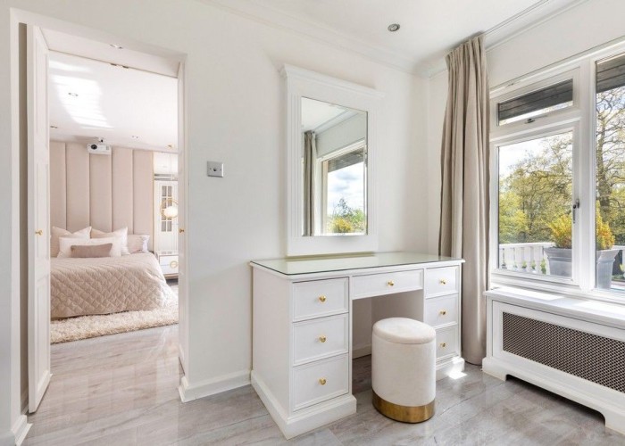 26. Dressing Room/Walk-in Wardrobe