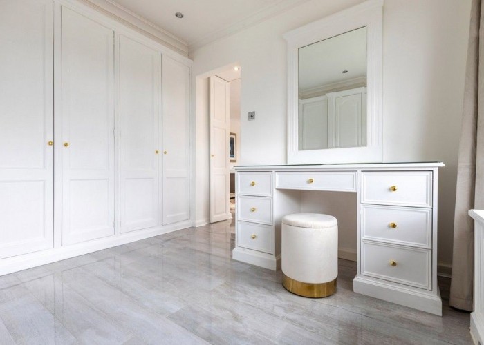 27. Dressing Room/Walk-in Wardrobe