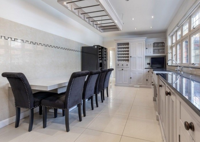 13. Kitchen With Table