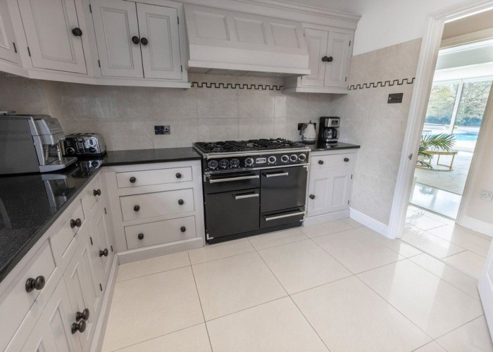 12. Kitchen (Gas Hob)