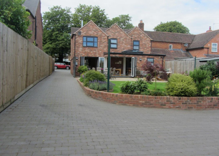 50. Gardens, Driveway, House / Cottage Exterior