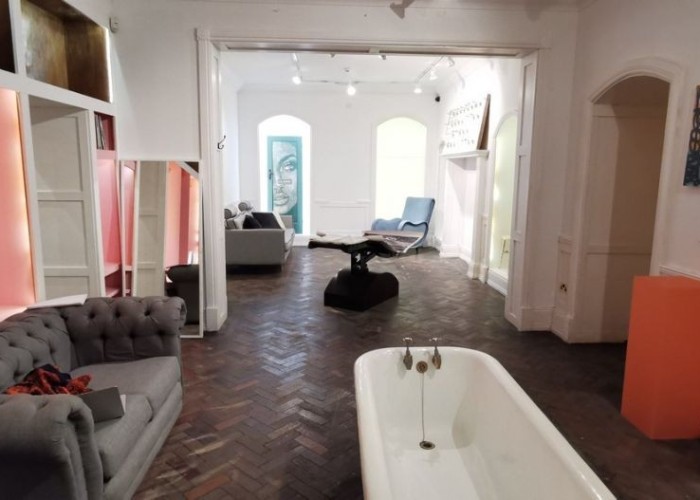 8. Bathroom (Roll Top)