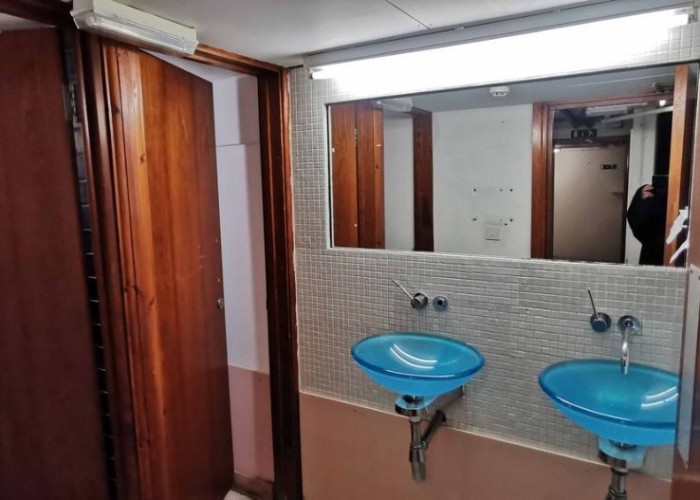 38. Toilet / Toilet Block