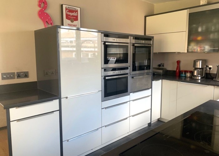 6. Kitchen (Electric/Induction Hob)