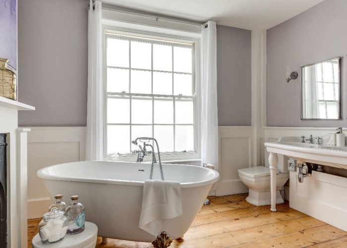 16. Bathroom (Large), Bathroom (Roll Top)